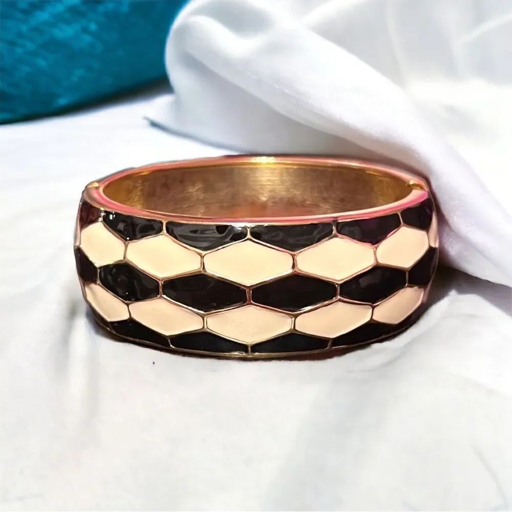 Black And White 1” Wide Hinged Clamper Bangle